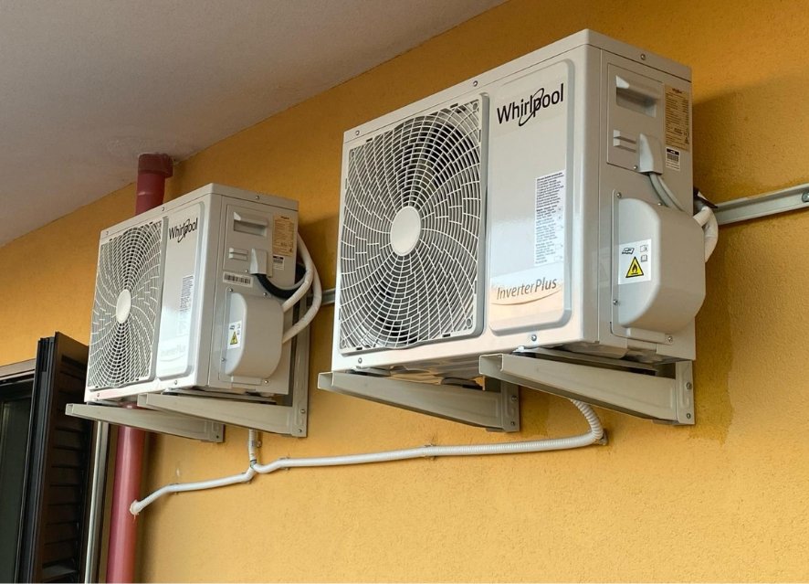 Technicien Au Pro Clim installant une climatisation à Wavre
